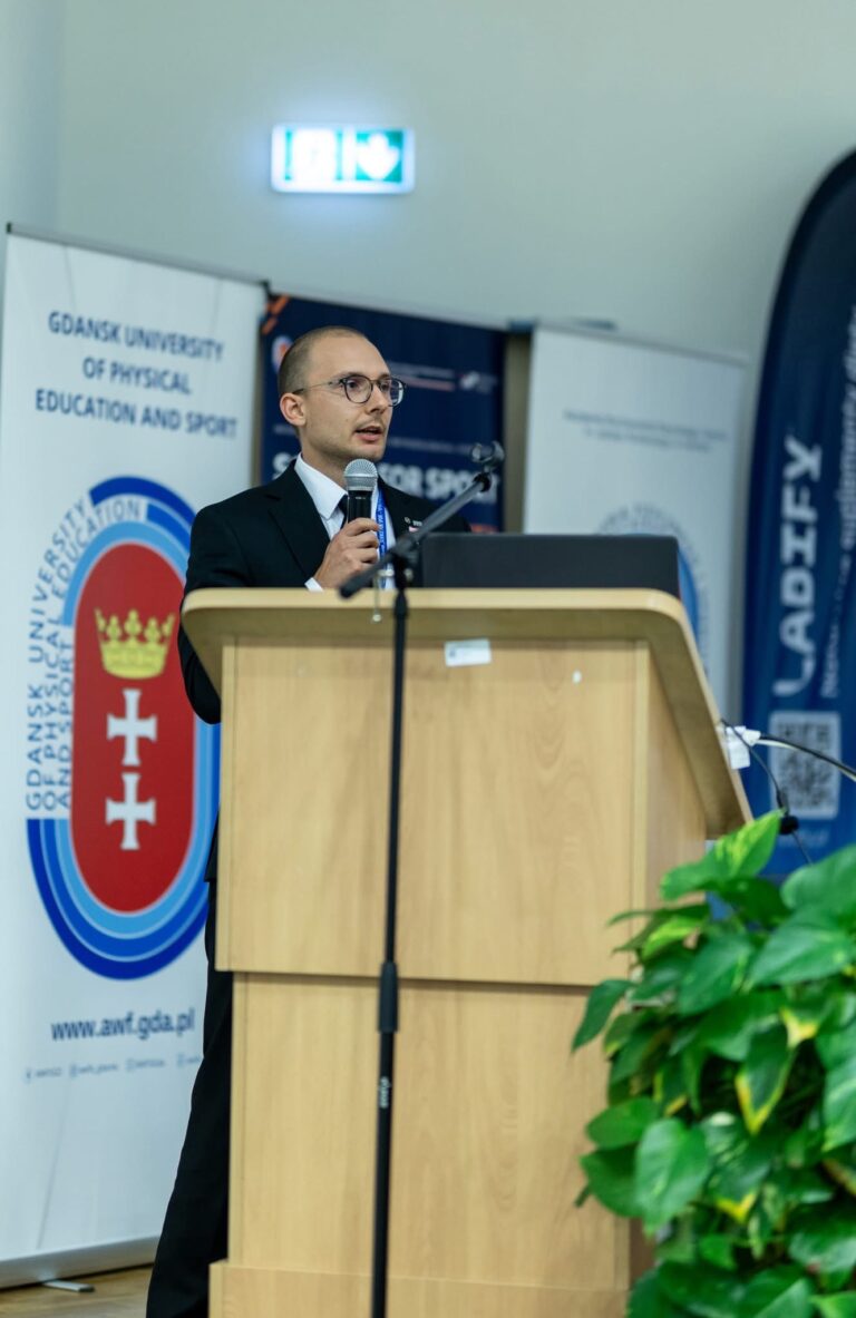 Jakub Adamczewski prezentujący badania koszykarek na konferencji naukowej w Gdańsku